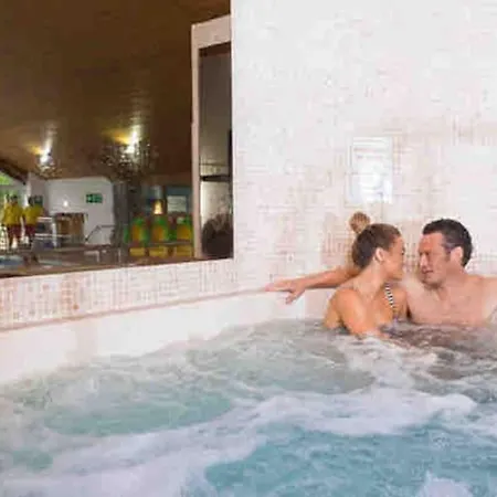 Holiday home Jaw-dropping With Hot Tub On *