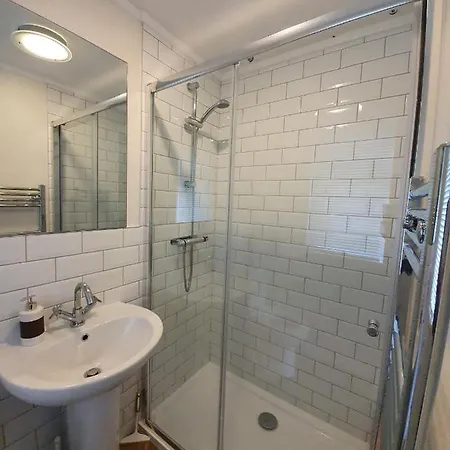 Holiday home Jaw-dropping With Hot Tub On Windermere