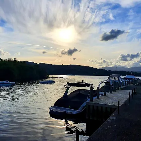 度假居 Jaw-dropping With Hot Tub On 温德米尔