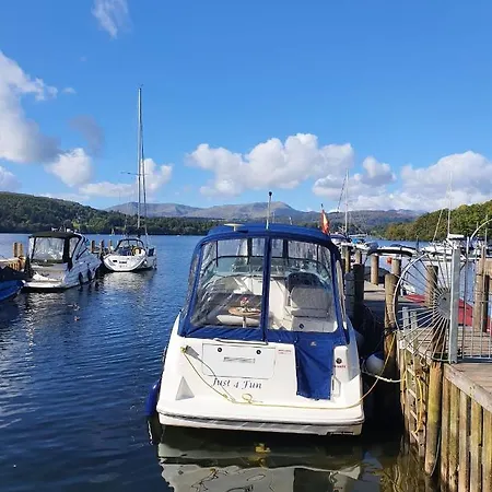 度假居 Jaw-dropping With Hot Tub On 温德米尔